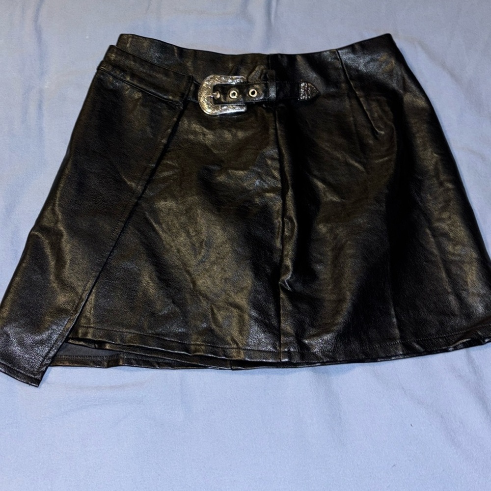 Fashion nova leather skirt